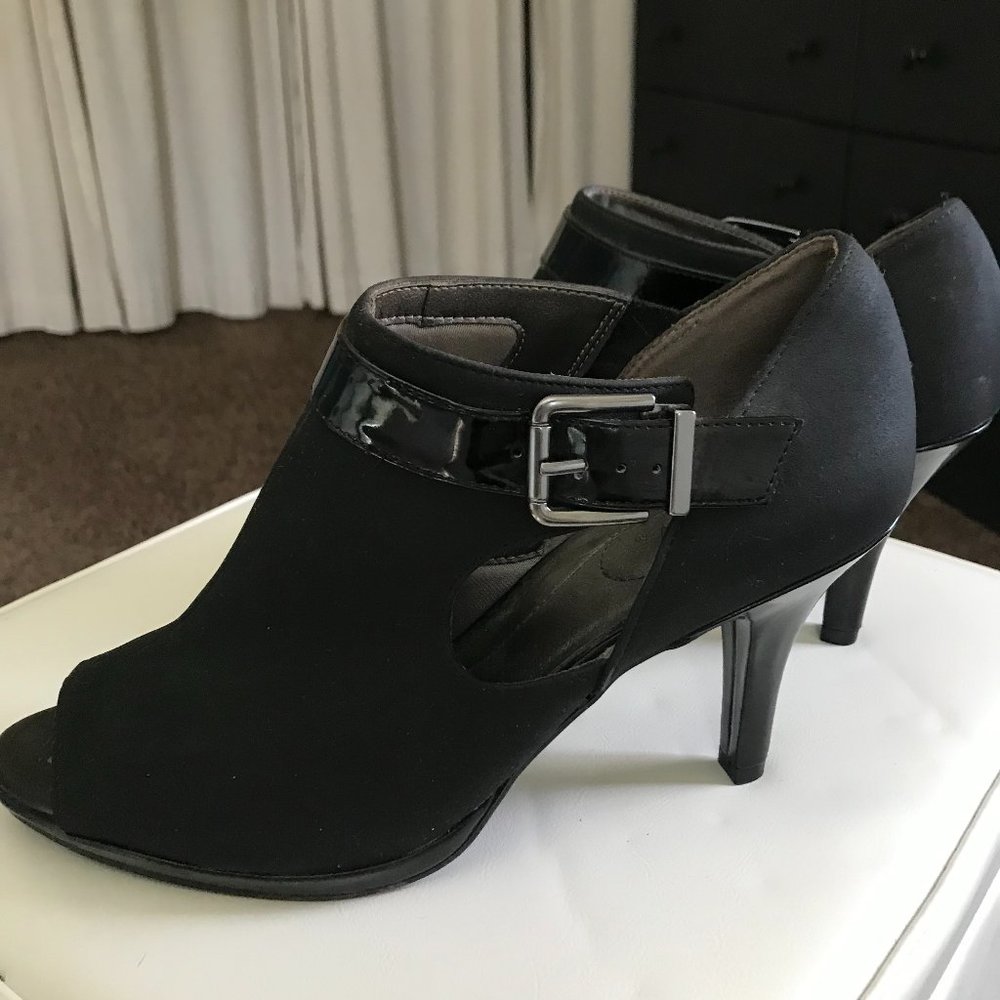 Black open toe Life Stride Soft System womens pumps.